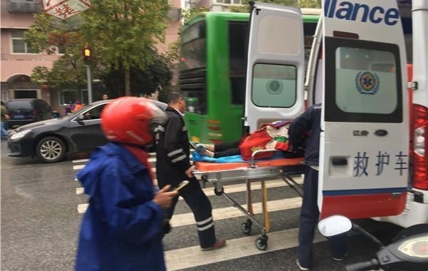 ����һԽҰ����綯����ײ һŮ�����˱���ҽԺ