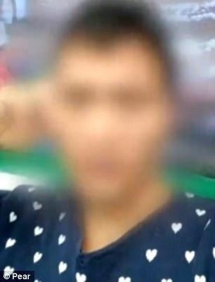 老鼠偷了1块面包被可恶男子五花大绑灌酒,随后竟拿起一旁打火机