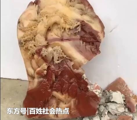 男子花高价买了一块寿山石,却不小心将它摔碎,结果让他气愤不已