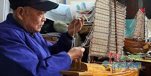 吉安84岁老人用吸管棉布做船模 记录吉安航运史