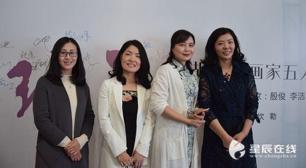 ������λŮ�������ϰ컭չ ���ٷ�ˮ����Ʒ����չ��