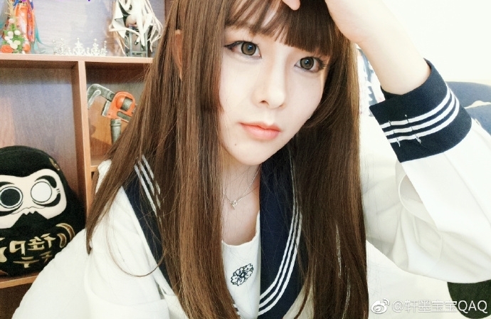 向女装大佬低头 男子扮女装闯女浴室 身材魁梧声音粗犷被识破