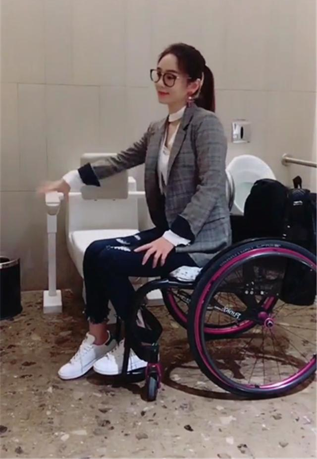 32���̱������Ů������˫�ֿ���������Ͱ����ϧ����������Ů��