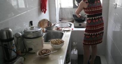 女儿爱玩手机,我批评她一句,接着她指着老婆说的话让我哭到天亮