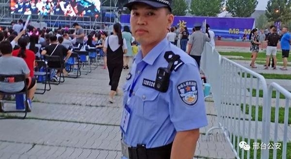 �ӱ���̨�񾯰ѵ�����������Ƭ���칫���ϣ����������ץ����