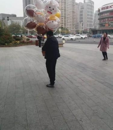 一夜之间,这种会发光的透明气球占领街头!波波球颜值高隐患也大!