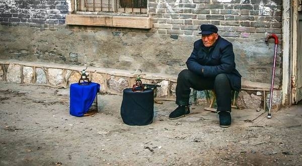 老人养活五儿子带大7孙子,患重病住破房无人问,百万遗产捐社会