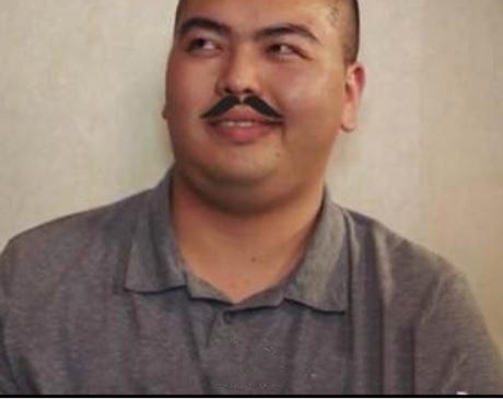 向女装大佬低头 男子扮女装闯女浴室 身材魁梧声音粗犷被识破