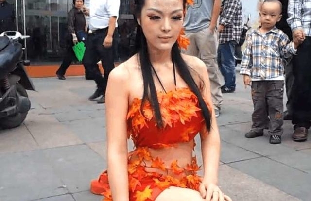20��Ů����������Ҷ�¡����ڵ��ϣ�·��֪�������׷�ŭ��