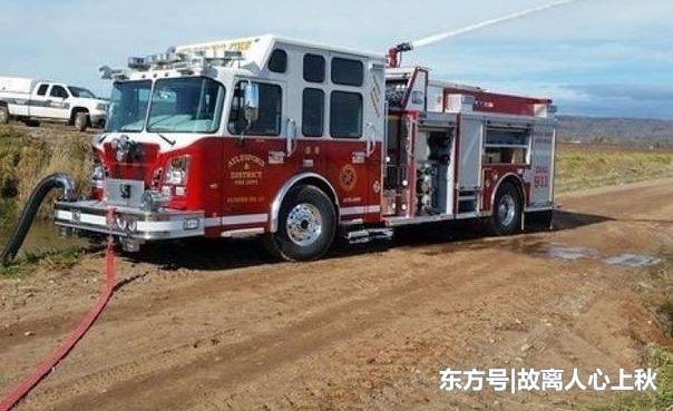 消防车抽河水灭火,抽到一半突然没水了,打开水泵一看傻眼了