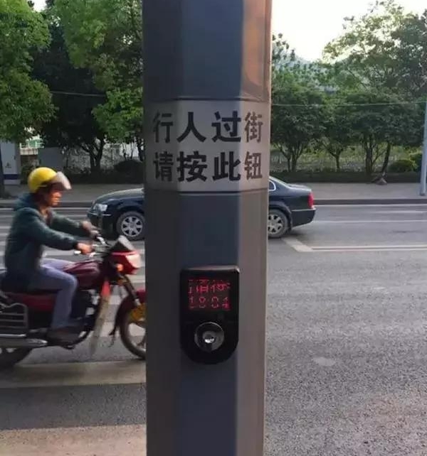 ��������һ����ť�ͺ��̵ƣ����˹���·ֻ�谴һ�º��̵��ϵİ�ť