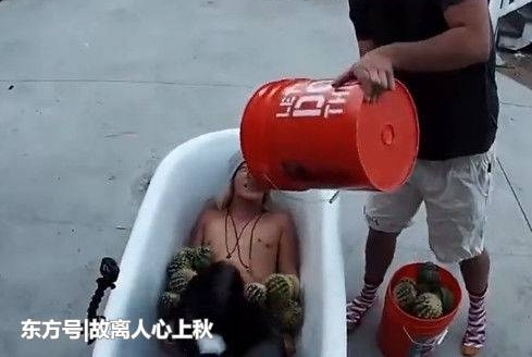男子脱衣服躺进浴缸,作死用仙人球泡澡,让人看着就酸痛