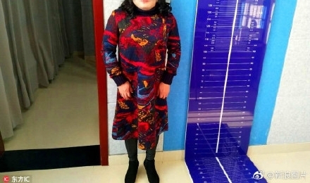 向女装大佬低头 男子扮女装闯女浴室 身材魁梧声音粗犷被识破