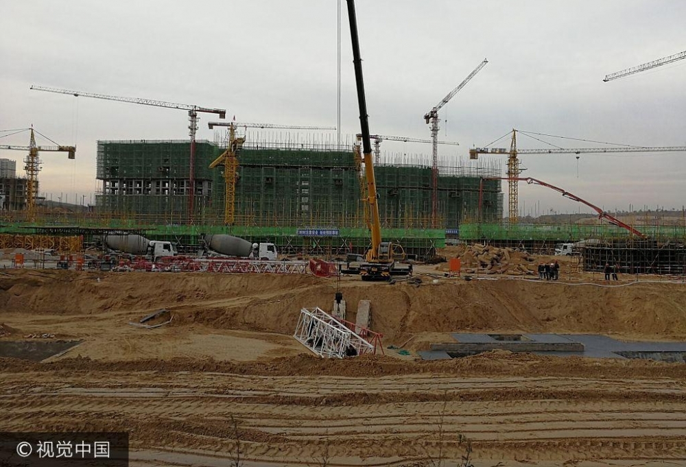 陕西榆林:在建工地塔吊倒塌 砸中数名工人