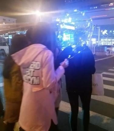 一夜之间,这种会发光的透明气球占领街头!波波球颜值高隐患也大!