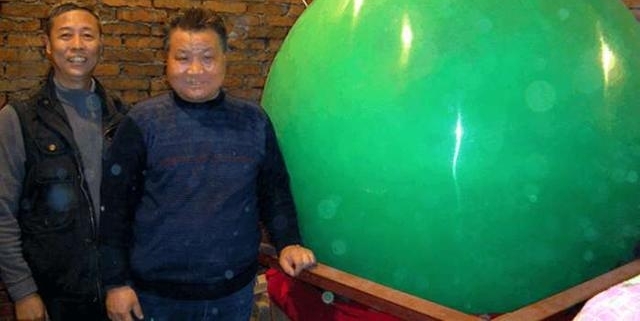 老汉刨开一废弃的矿井,发现“巨无霸”夜明珠价值40多亿,成富翁