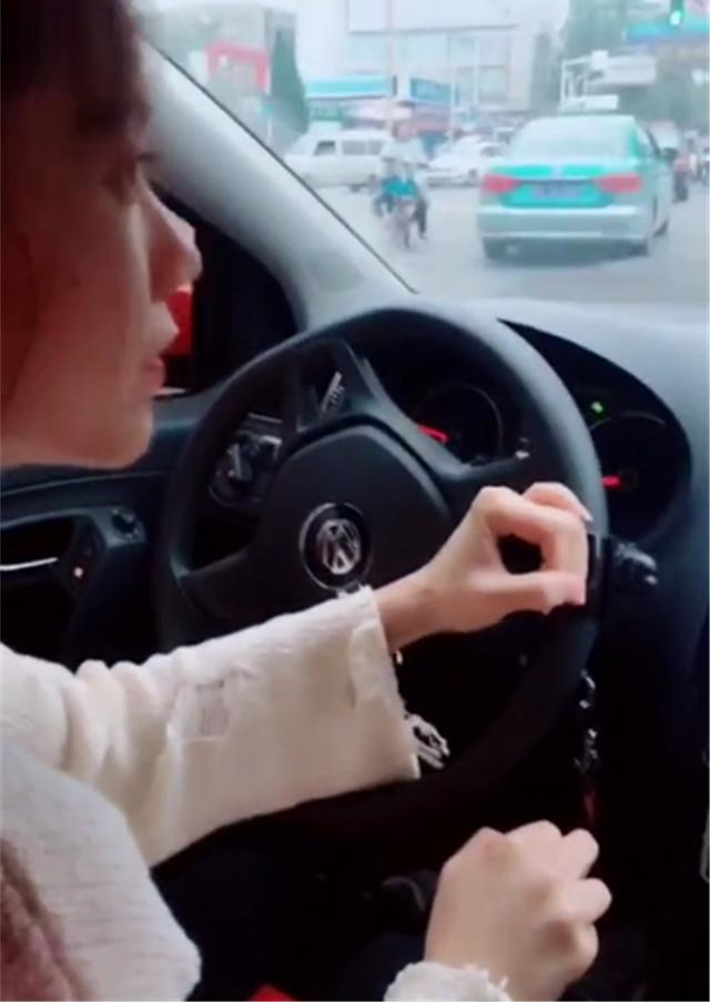 32���̱������Ů������˫�ֿ���������Ͱ����ϧ����������Ů��