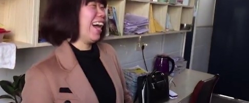 体育老师在办公室大跳热舞 还带动其她女教师一起跳