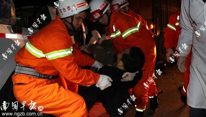 两车迎头相撞致三人不幸遇难,曾被卡在皮卡车内无法动弹