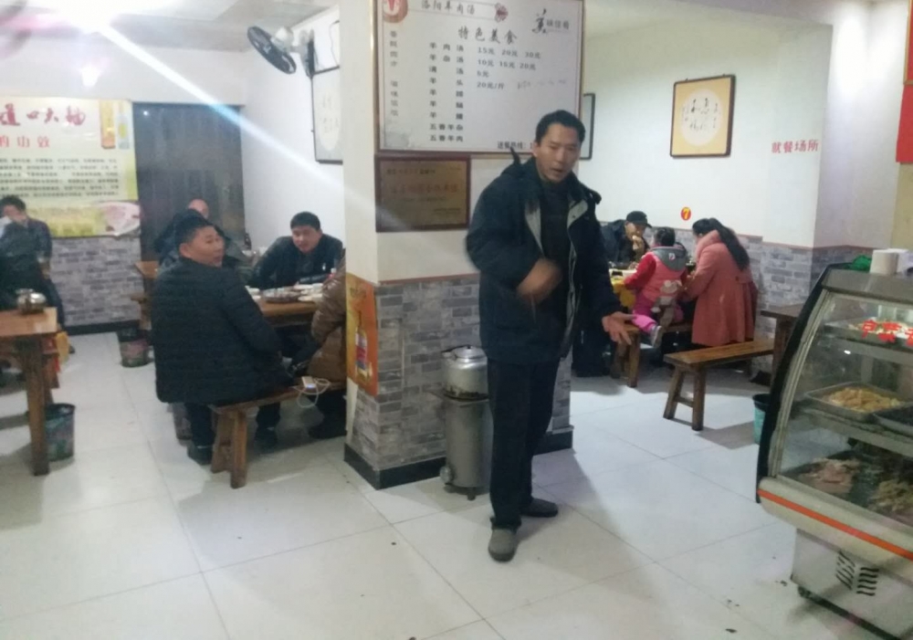 豫北滑县冬夜和两位新闻摄影大咖,羊汤店喝酒聊天,好吃实惠不贵