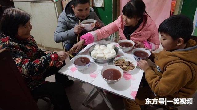 �����к���үү��������Ϊ������ĸʱ������ؼң�һĻ����������