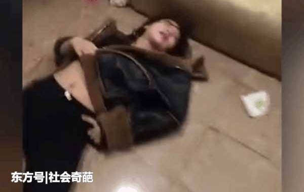 女子醉酒之后衣衫不整躺在地上,网友:我看到满地都是避孕套