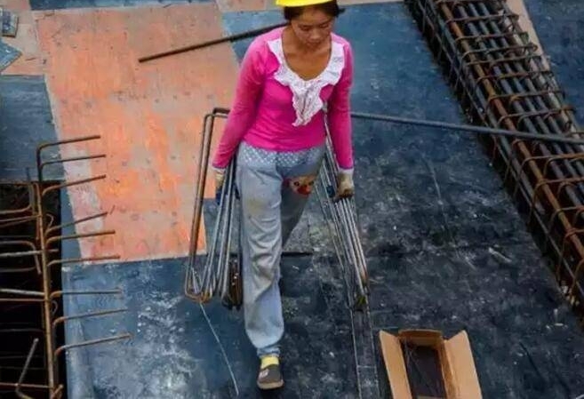 广东一个90后美女农民工: 工地上常遭遇尴尬, 难以启齿
