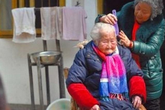 102岁老人膝下子孙近百人,生活幸福,最爱抽烟、数钱、打麻将!