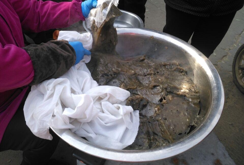 传统小生意四十年经久不衰,本钱小生意好,摆摊两小时收入六百元