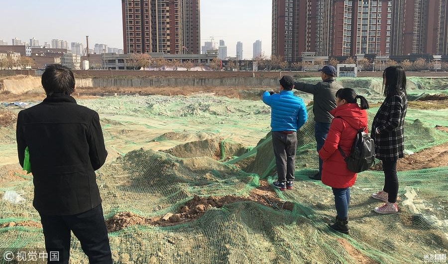 男子买房时楼已盖10层 交房时盖楼地为平地