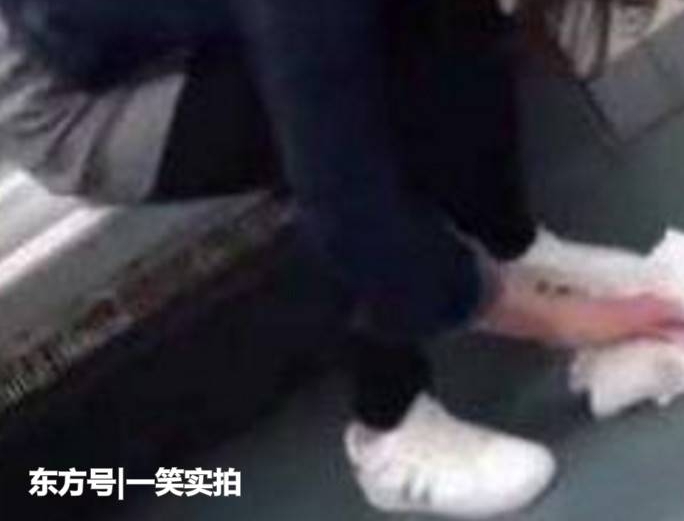 ������Ů�ӵ��ڰ����Ӹ������£���������ֽ��ʰ�ɾ������Ѷ�����