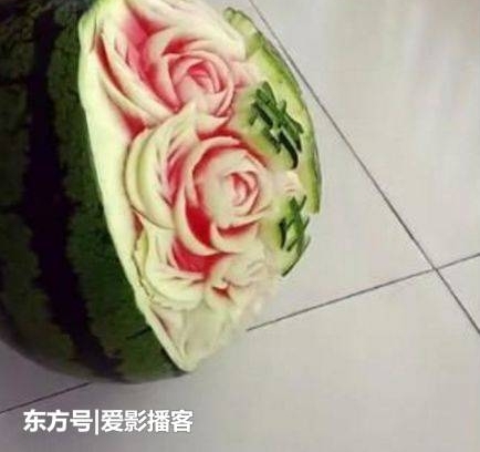 男子像女友求婚,抱了个西瓜,女友却当场哭了,竟立马答应嫁给他