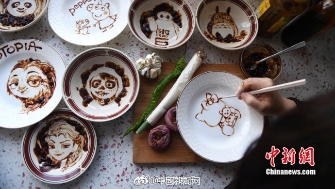 为哄孩子吃饭拼了!她用黄豆酱当颜料作画,描绘各种可爱卡通图案