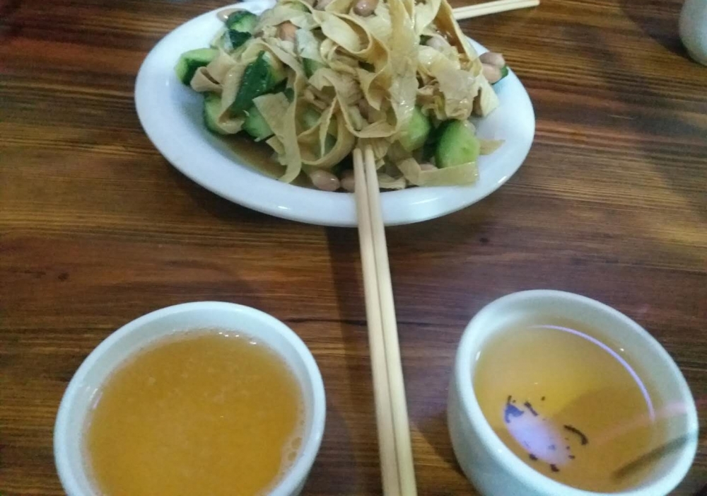 豫北滑县冬夜和两位新闻摄影大咖,羊汤店喝酒聊天,好吃实惠不贵