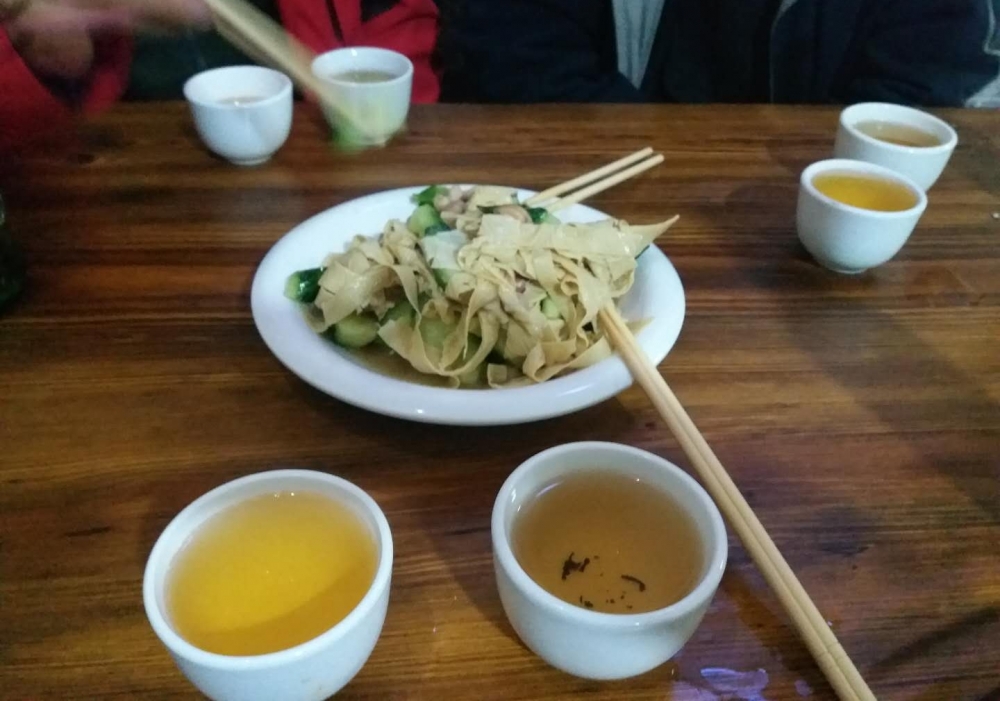 豫北滑县冬夜和两位新闻摄影大咖,羊汤店喝酒聊天,好吃实惠不贵