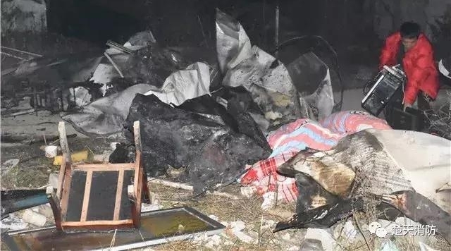 工棚着火五人险中逃生 消防员火中“取”煤气罐