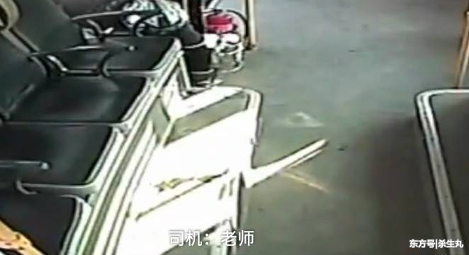 公交司机好心指导乘客换乘,对方却偷走了她的钱包