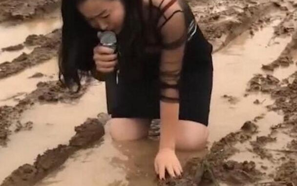 ũ��Ů��Ϊ�����ƣ�����¶������ֱ���������������ѣ�̫ƴ��