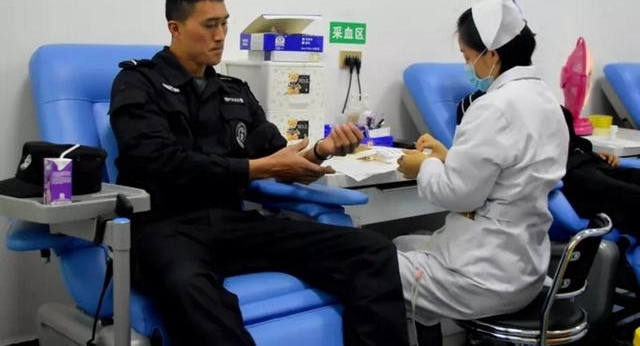 献出血液留下爱——紫云特警一次特殊的“集体行动”!