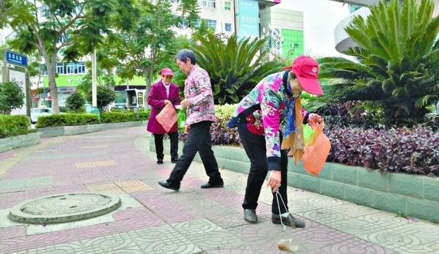 盐边县城有支妈妈义务清洁队