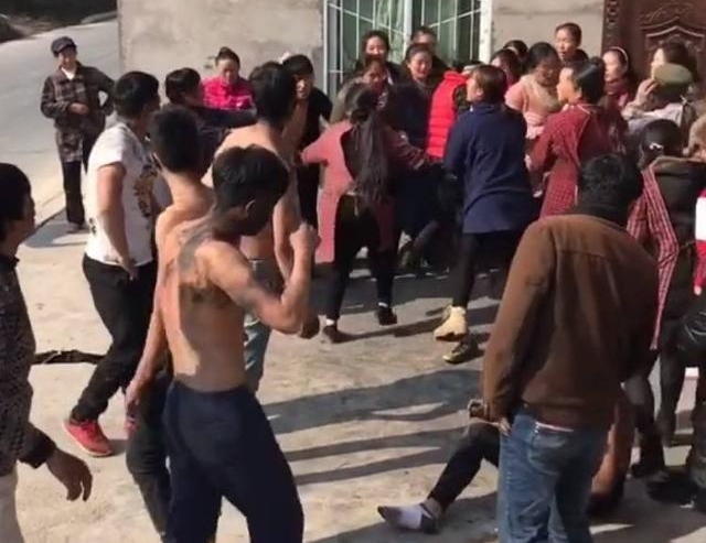 群殴还是接亲?众人看了这场面表示:不是练家子还真不行