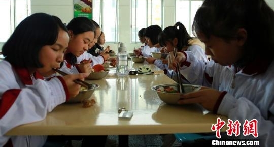 广西柳州一中学学生意见簿上“点菜” 食堂有求必应