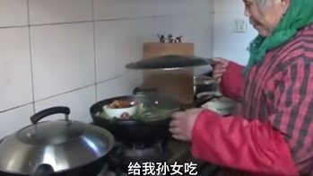 儿子去世8年 驼背老人拾荒每天吃青菜汤给孙女买香酥鸡吃