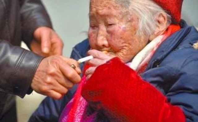 102岁老人膝下子孙近百人,生活幸福,最爱抽烟、数钱、打麻将!