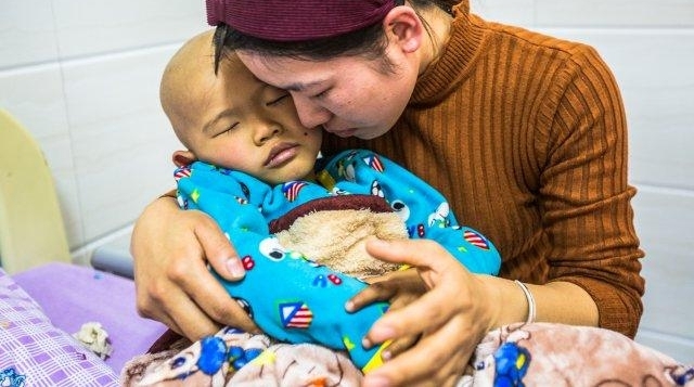 孩子查出神母瘤 爸爸为省钱躲护士住病房