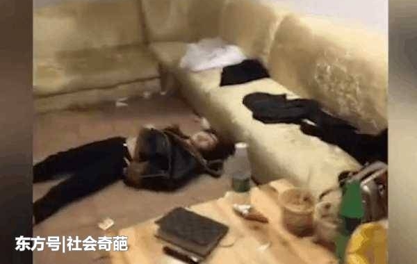 女子醉酒之后衣衫不整躺在地上,网友:我看到满地都是避孕套