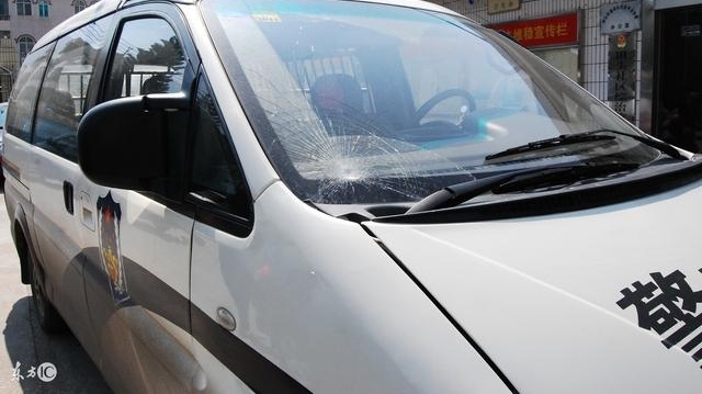 出警遭遇意外错过与女友领证,他却用六个字赢得所有人尊重!