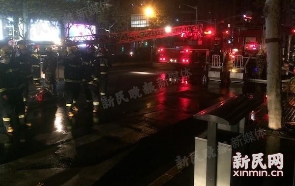 上海浦东张杨路一商务楼深夜起火 火情已被控制