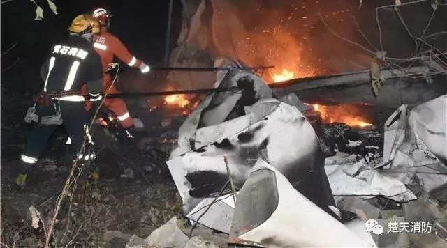 工棚着火五人险中逃生 消防员火中“取”煤气罐