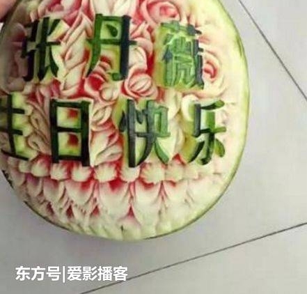 男子像女友求婚,抱了个西瓜,女友却当场哭了,竟立马答应嫁给他